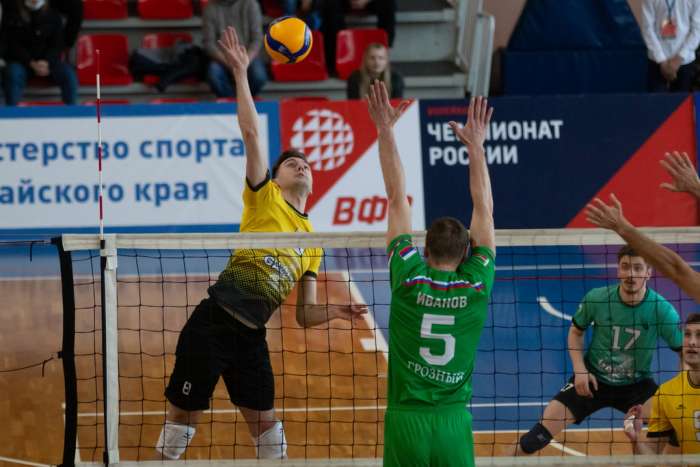 «Университет» на домашней площадке уверенно переиграл «Грозный»