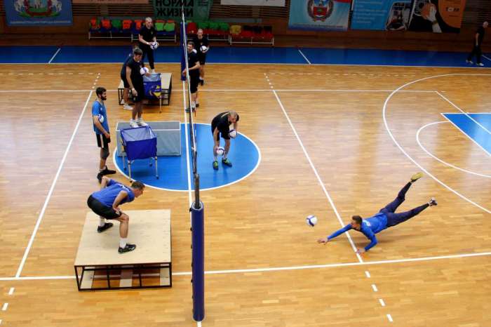 Комсомольская правда на Алтае – Волейболисты барнаульского «Университета» будут играть импортозамещенными мячами